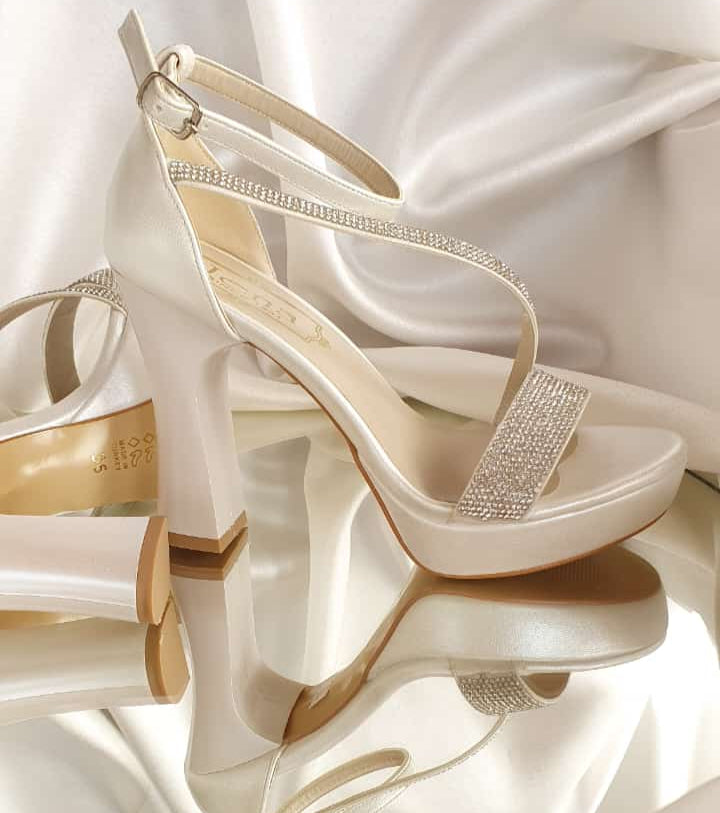 Elegant pearl white bridal heels with an 11cm block heel, 2cm platform, and sparkling rhinestone embellishments. Designed for brides, bridesmaids, and special occasions.