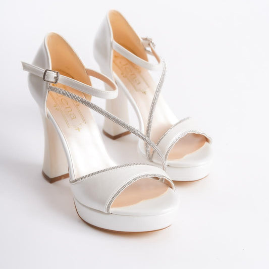 These elegant bridal platform heels in white and pearl white With a comfortable 11 cm heel they offer elegance without compromising on comfort in Beirut Lebanon